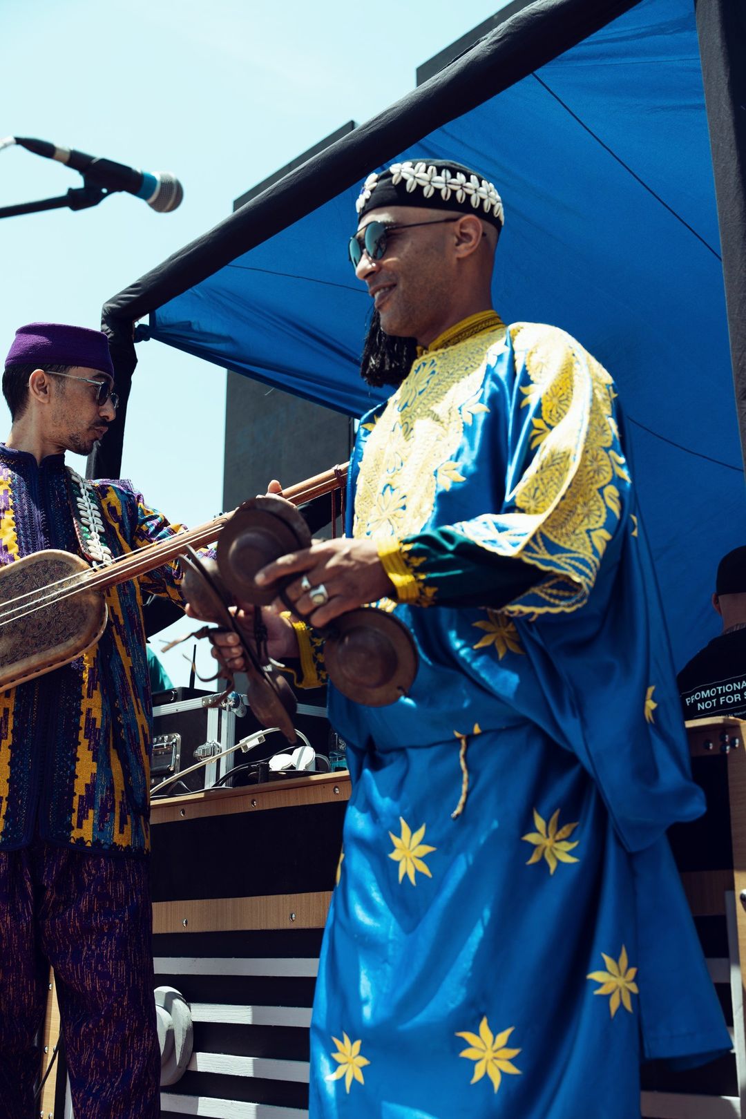 Les musiciens gnaoua en costume sur la scène du village
