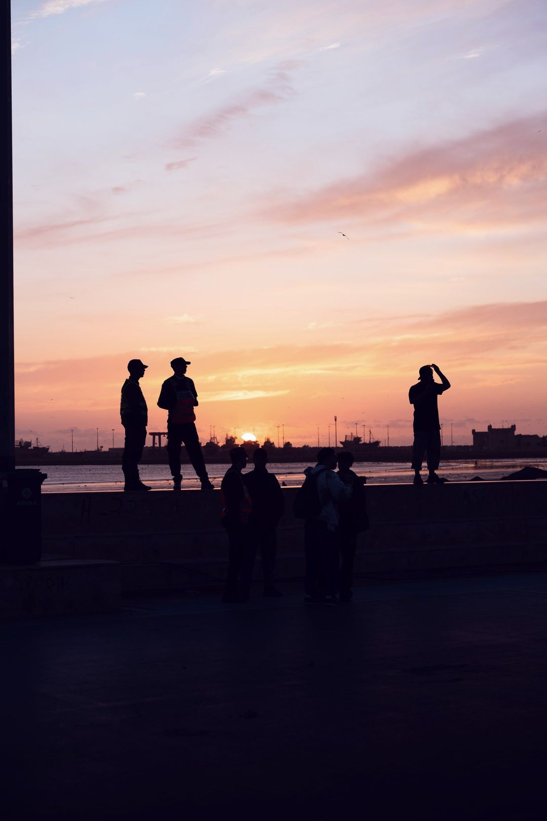 Des silhouettes face au coucher de soleil, sur la corniche