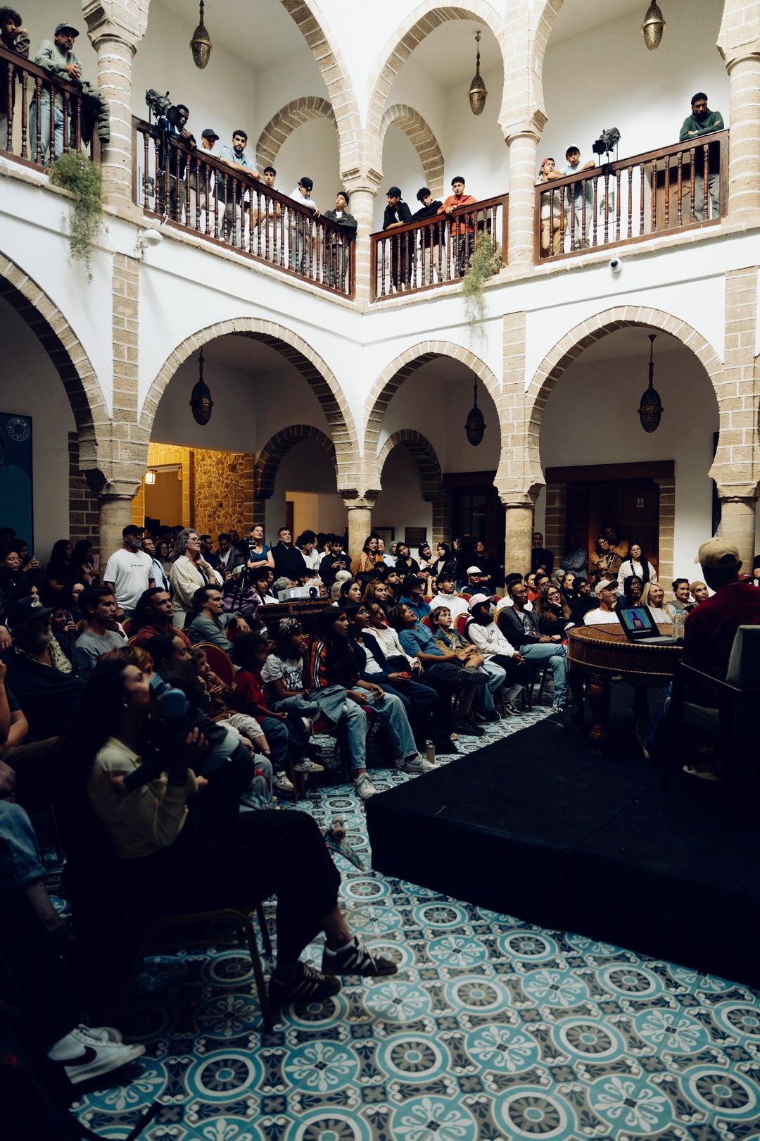 Le patio de Dar Souiri rempli pour la conférence