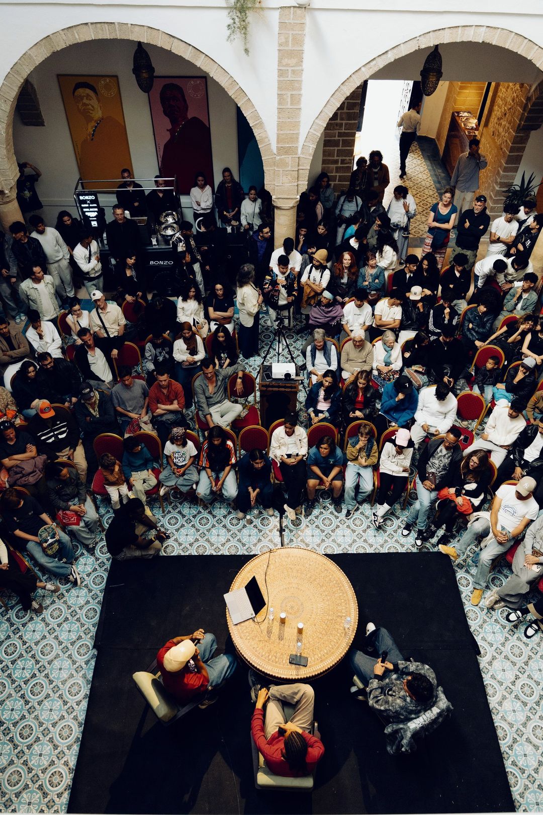 Le public de la conférence dans le patio de Dar Souiri, en 2026
