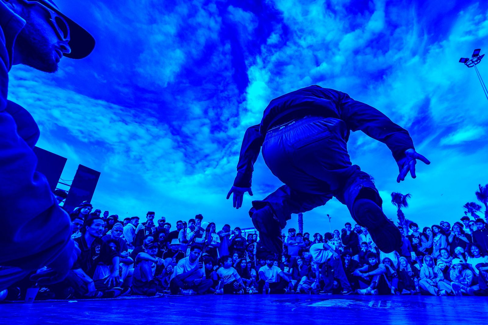 Un danseur s'envole au-dessus de la foule, dans le cercle de la corniche d'Essaouira, en 2026